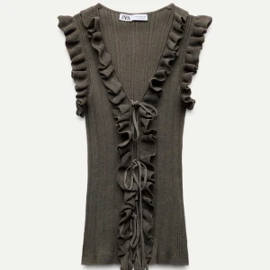 Zara topp - Snygg topp ifrån zara men säljer då den inte kommer till användning❤️ helt ny och lappen kvar❤️pris kan diskuteras vid snabb affär❤️bara att höra av sig vid frågor eller intresse❤️