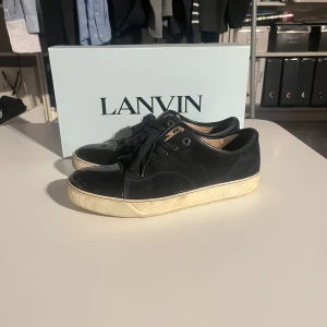 Mörkblå sneakers från Lanvin - Snygga mörkbla lanvins. Köpte de nya i början av sommaren sa de är använda men i bra skick. Box och extra snören följer med. Priset kan sänkas vid upphämtning i Linköping eller snabb affär.