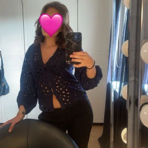 Mörkblå topp/kofta - Säljer nu denna super fina toppen/blusen, hör av er vid frågor eller liknande🩷🩷