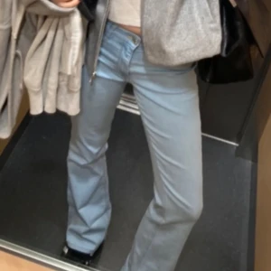 Ljusblå bootcut jeans - Snygga ljusblå bootcut jeans med en lågmidja från h&m den är perfekt för all stilar och Nyskick använt några ggr 🩵 strl 168 men passar xs/s 