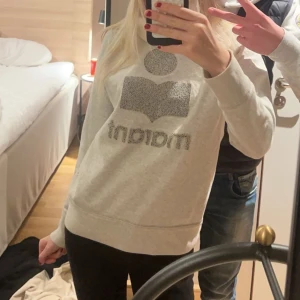 grå markant tröja ny skick - pris kan diskuteras men inte under 800kr