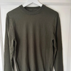 Merinotröja These glory days  - Fin stickad tröja i merino från These glory days. mörk/skogsgrön 