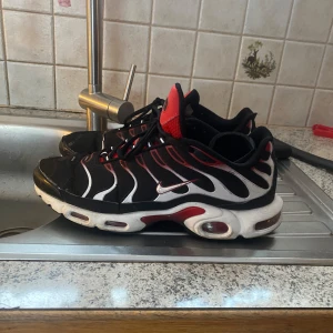 Nike tn university red/black - dessa tns har varit med om ett o annat, en höst & denna vinter. är lite creasade och litr trasig som sista bilden visar. sulan lite trasig oxå. annars inte mycket fel, bekväma skor helt enkelt! priset kan diskuteras vid snabbaffär! STORLEK 46