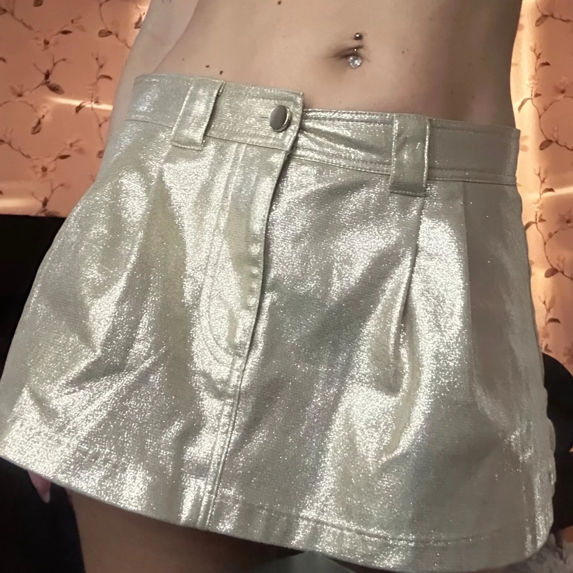 Glittrig guld kortkjol från Asos design stl XS, passar de som har stl XXS