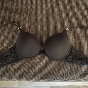 Svart spets-bh  - Snygg svart bh  med spetsdetaljer på sidorna. Säljer för den är tyvärr för liten. Inte använd så är som ny💓