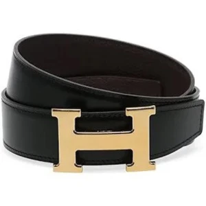 Svart skärp med guldfärgat spänne - Snyggt svart skärp i skinn med ett iögonfallande guldfärgat H-spänne. Perfekt för att ge en stilren touch till din outfit.