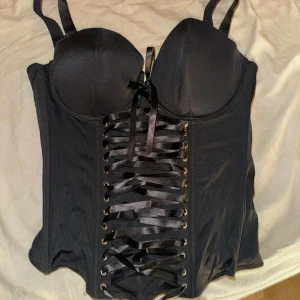 Korsett hm - Superfin svart korsett från hm, aldrig använd så super skick! Osäker på storlek men skulle säga S-M🩷