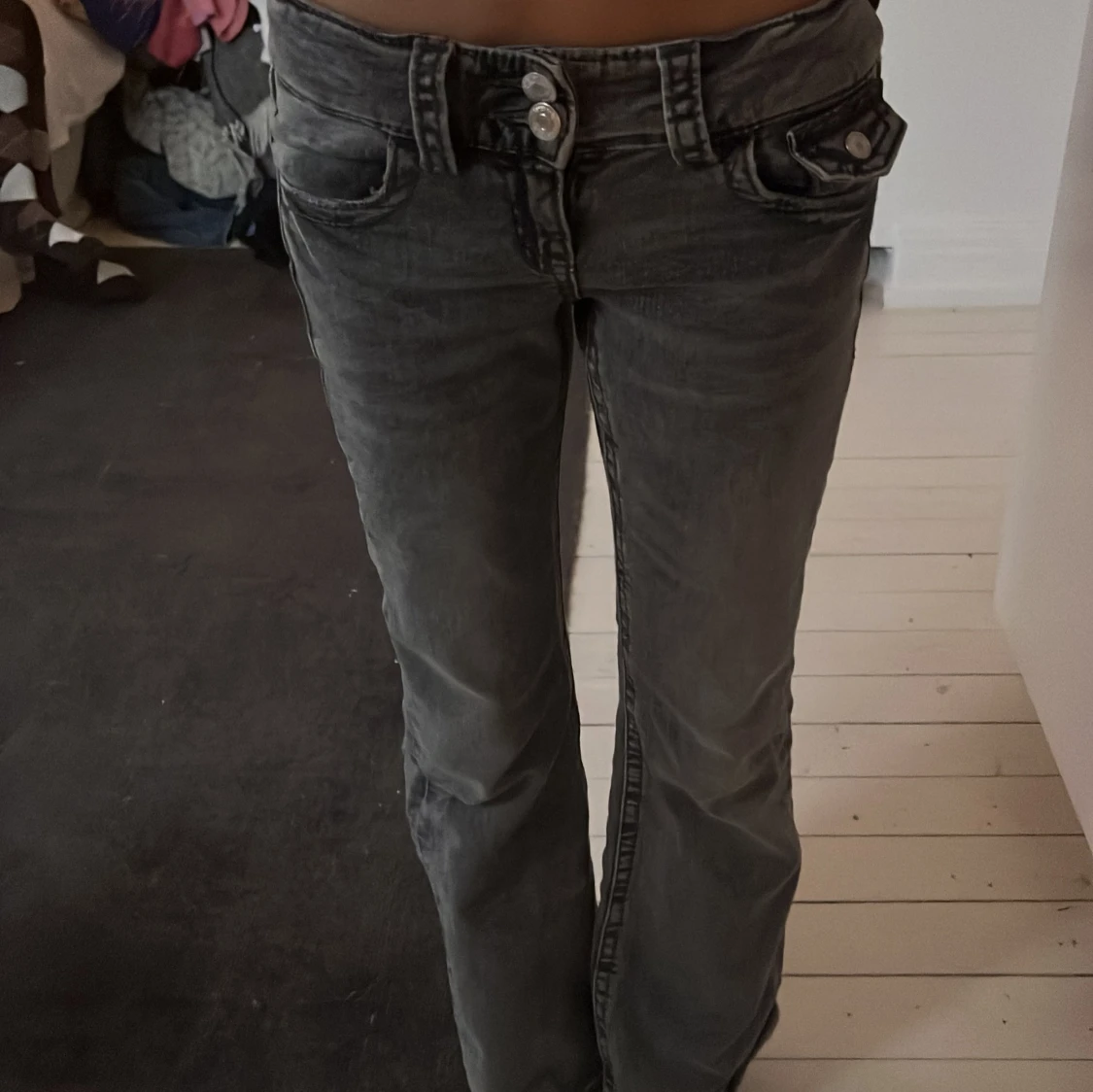 Grå jeans med låg midja