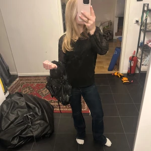 Intressekoll på min svarta blus!💕 - Intressekoll på min svarta blus från VILA! Blusen har inga defekter och är snygg till allt! St 34💖 kontakta vid prisförslag🙏🏻