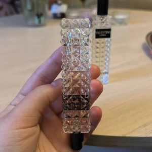 Valentino Donna Born in Roma Edt - Eleganta parfymflaskor från Valentino Donna Born in Roma. Perfekt för den som vill ha en lyxig doftupplevelse. Båda använda, ena saknar lock. 15ml ursprungligen per flaska