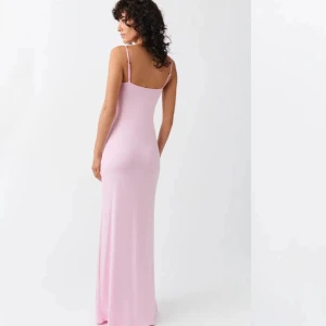 Rosa soft touch klänning - Säljer en rosa långklänning från Gina tricot då den inte kommit till användning, endast testad. Färgen är jättesnygg och väldigt skönt material. Nypris 299, pris kan diskuteras🩷