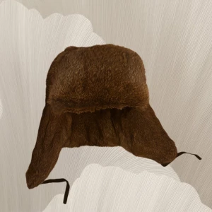 Brun stor pälsmössa  - Snygg brun stor pälsmössa med öronlappar och knytband. Använd vid 1 tillfälle 