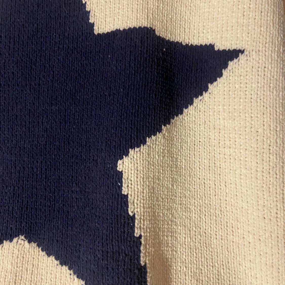 Vit stickad tröja med stjärna från Nelly - 93