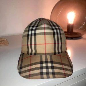 Äkta burberry keps - Äkta keps köpt begagnad för 2500kr när den var relativt ny , använd sedan sommras men minimalt, säljes nu pga minskad använding