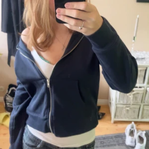 Mörkblå hoodie med dragkedja - Säljer en mörkblå hoodie med dragkedja. Den har en normal passform och långa ärmar. Perfekt för en avslappnad stil.