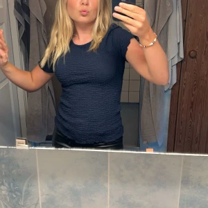 Mörkblå ribbad topp - Säljer en mörkblå ribbad topp med korta ärmar. Storlek Xs och passar till typ allt! Skriv om du undrar något mer💕