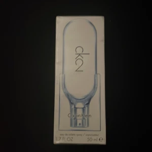 Parfym CK2 från Calvin Klein - Säljer en elegant och modern parfym CK2 från Calvin Klein. Flaskan rymmer 50 ml och har en stilren design med en transparent look. Perfekt för den som gillar en fräsch och ungdomlig doft.Priset kan diskuteras