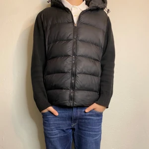 Black Moncler cardigan XS fits S - Hej! Vi Säljer en stilig svart Moncler cardigan med dragkedja. 9/10 i skick. Cardiganen är i XS fast den passar storlek S.Perfekt för kyligare dagar och enkel att matcha med olika outfits.