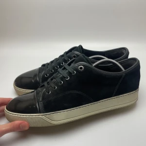 Lanvin skor  - Hej! Säljer nu dessa sjukt snygga Lanvin skor. Skorna är i toppskick! Små defekter i hälen. Vi rekommenderar att gå ner en storlek. Har ett begränsat antal boxar och dustbag! Hör gärna av dig vid frågor. Färg elephant grey 