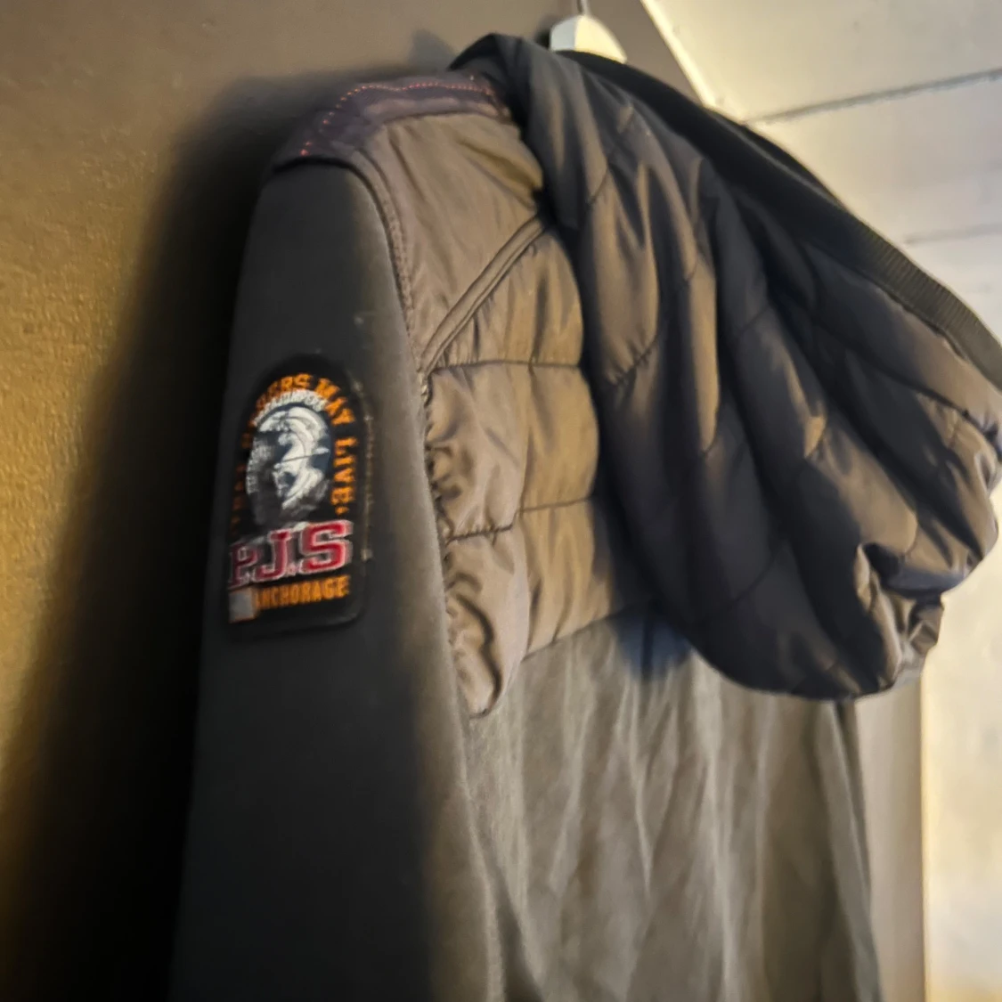 Svart quiltad jacka med huva - 91