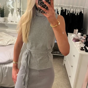 Zara sett kjol och topp med knytband - Säljer mitt fina sett från Zara, figurnära passform som ger en elegant siluett. Perfekt för både vardag och speciella tillfällen. Skönt material. Kan sälja tröja och kjol separat med.🤍