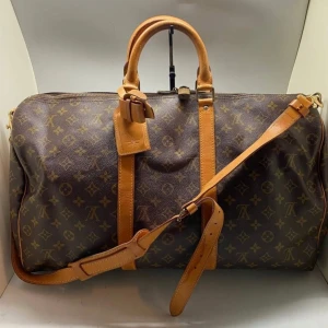 Lv keepall storlek 50 band - Säljer nu den här populära och snygga lv väskan. Väldigt bra skick på den som syns på bilderna. Det är en keepall storlek 50. Hör av er för frågor eller funderingar. Äkthetsverifiering finns.