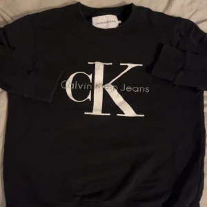 Calvin Klein tröja - Storlek M i fint skick, från kollektionen Calvin Klein Jeans. Nypris 999kr.
