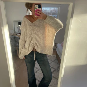 Stickad tröja - Sååå gosig stickad tröja men cool detalj! Går att dra åt snörerna och justera beroende på hur man vill ha den!😍😍😍😋