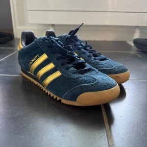 Mark McNairy x adidas rom cnasty 84 - Säljer dessa Mark McNairy x adidas rom cnasty! Mycket sällsynta skor som jag säljer i skick 9/10. Size 44. Vid fler frågor kontakt mig!