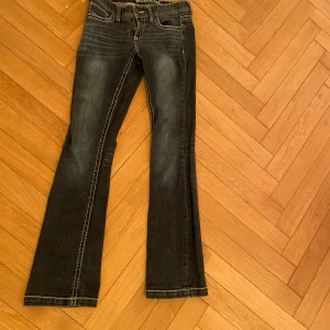 Mörk mörk blåa  bootcut jeans - Snygga mörk mörk blåa  boutcout jeans, lågmidjade, sååå snygga 