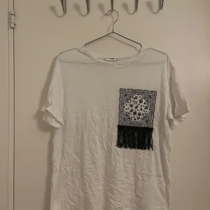 Vit t-shirt med mönstrad ficka från Mango - Endast använd några gånger