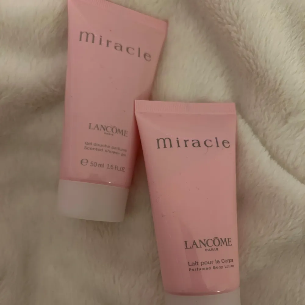 Säljer två rosa tuber av Miracle Body Lotion från Lancôme, 50 ml vardera. Perfekt för att återfukta huden med en härlig doft. Smidig att ta med i väskan för daglig användning. Oanvända. Säljer en för 280 kr eller båda för 560 kr.. Perfume.