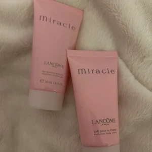 Miracle Body Lotion från Lancôme - Säljer två rosa tuber av Miracle Body Lotion från Lancôme, 50 ml vardera. Perfekt för att återfukta huden med en härlig doft. Smidig att ta med i väskan för daglig användning. Oanvända. Säljer en för 280 kr eller båda för 560 kr.