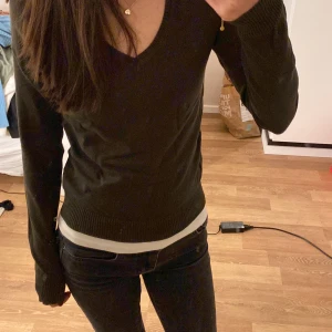 märkgrön tröja  - en mörkgrön tröja från Zara med v-ringning, säljer för att den bara tar plats i gaderoben. skriv för mer bilder eller info 💕
