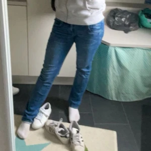 Blå jeans Peepe jeans - Snygga blå jeans med en tight passform. Perfekta för en avslappnad stil. Kombinera med sneakers för en cool look.