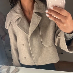 Beige kappa  - Snygg beige kappa med knappar och avtagbart ”bälte” vid armarna. Långa armar och super fin till alla möjliga outfits. Helt ny och aldrig använt endast testat!! Inga defekter!! Kom gärna med prisförslag eller köpa direkt för 350kr🩷🩷🩷🩷🩷