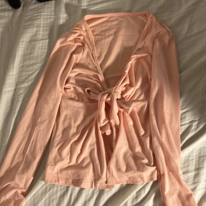 Super fin rosa Knyt tröja❤️ - Säljer denna jättefina Stockholmsstil tröjan i rosa! Använd 0 gånger då den inte passade! Från shein ❤️❤️