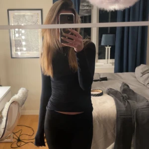 Svart långärmad topp - Säljer en stilren svart långärmad topp. Perfekt för en enkel och elegant look