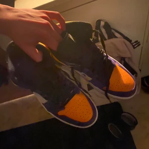 Nike Air Jordans 1 mid lakers colorway  - Säljer nu mina Jordans då jag har tröttnat på dem, har använt dem ett få tal gånger så dem är fortfarande i bra skick, Dem har en autograf av Fredde från mershsweden på sidan. Storlek 44.5 