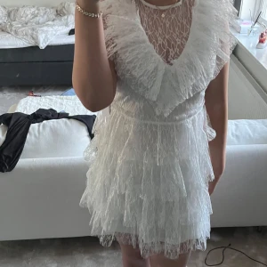 Vit klänning - Super fin vit klänning, perfekt till stundent eller andra tillfällen. Endast använd en gång alltså super skick. Nypris 899