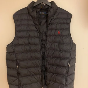 Polo Ralph Lauren Väst Large - Riktigt fin Ralph lauren väst i storlek Large. Köpt i våras och sparsamt använd utan några defekter. Nypris: 3395kr 