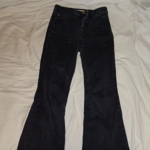 Svarta bootcut jeans - Snygga svarta bootcut jeans i storlek S. De har en klassisk femficksdesign och är perfekta för en avslappnad stil. Passar bra till både sneakers och klackar. Hög midja