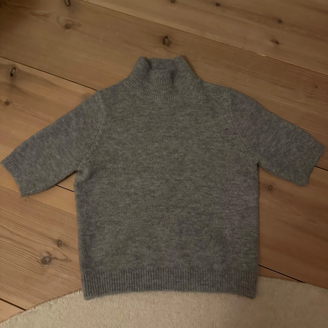 Grå stickad polotröja