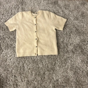 Beige kofta från Gina Tricot - Säljer en en stickad tröja från Gina, saknar en knapp på slutet men annars i bra skick 💕