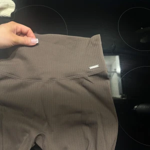 Aimn - Snygga bruna leggings med ribbad struktur och hög midja. Perfekta för en bekväm och stilren look. Passar bra till både träning och vardag.