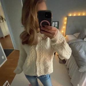 Beige stickad kofta från Zara - Mysig beige stickad kofta från Zara med ett klassiskt flätmönster. Koftan har långa ärmar och knappar framtill, perfekt för kyliga dagar. Storlek 164 men passar mig som har xs/s.  Skriv till mig innan du klickar på köp!! 💞💞