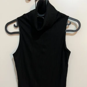 Svart Armlös polotopp från NA-KD - Svart snygg topp