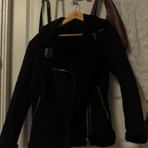 Svart jacka med dragkedja - Snygg svart jacka med dragkedja och spänne vid kragen. Perfekt för kyligare dagar med sin stilrena design och praktiska detaljer. säljer denna jacka då den hängt ett bra tag i garderoben och hittar ingen användning för den. den är väldigt varm och skön. perfekt för höst eller lite varmare vinterdagar. 