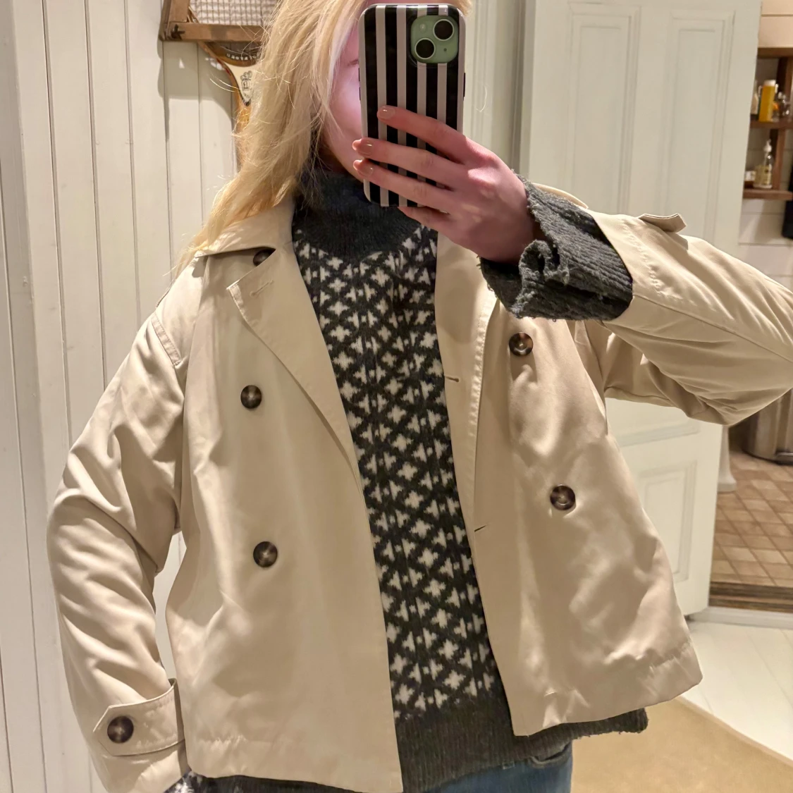 Beige trenchcoat med knappar