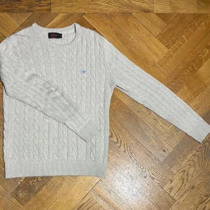 Morris kabelstickad beige - | Säljer en stilren tröja från Morris | 8/10 kvalite använd ett par gånger | Priser är ej hugget i sten 🪨 | Garranterar en kvick och lätt affär🤙 |
